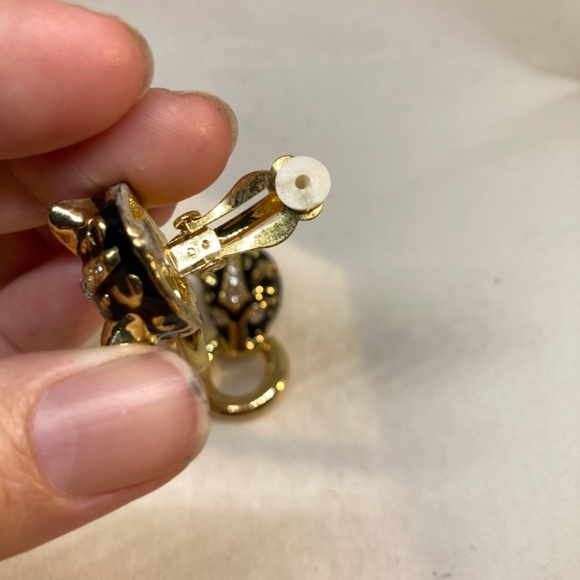 Kenneth J Lane GOLD BLACK ENAMEL CLIP EARRINGS | Panthère Classic 1980's Panther - Picture 5 of 13